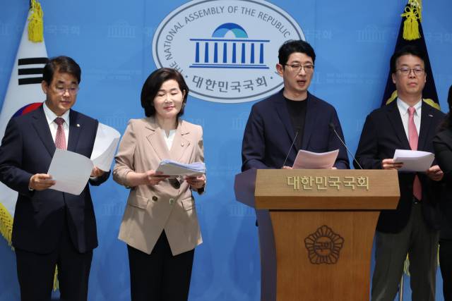 ▲국무총리 인사청문특위 위원인 국민의힘 배준영(왼쪽부터)·김희정·주진우·곽규택 의원이 18일 서울 여의도 국회 소통관에서 김민석 후보자의 재산 의혹과 관련, 자금 출처를 밝힌 자료 제출을 요구하고 있다. ⓒ연합뉴스