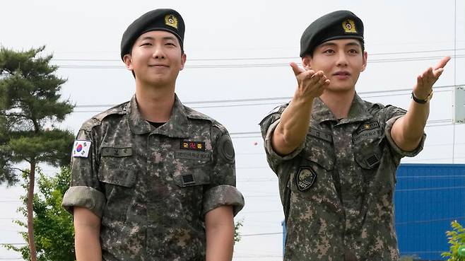지난 10일 전역한 RM과 뷔 (사진=AP)