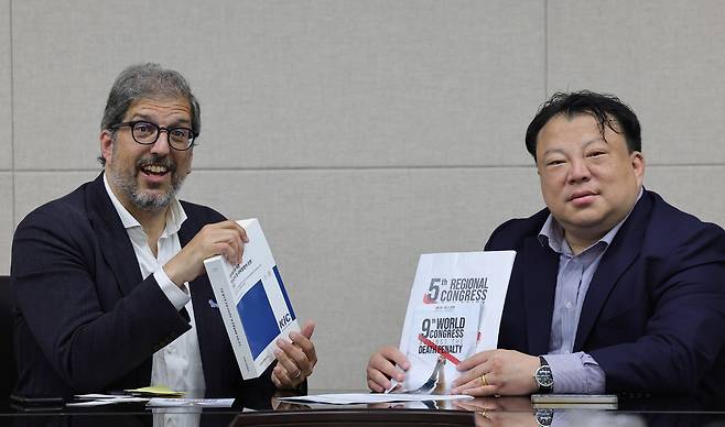 14일 서울 서초구 한국형사법무정책연구원에서 김대근 한국형사법무정책연구원 연구위원과 라파엘 셰뉘엘-아자 ECPM 사무국장이 대담을 나누고 있다.&nbsp;&nbsp;이재문 기자