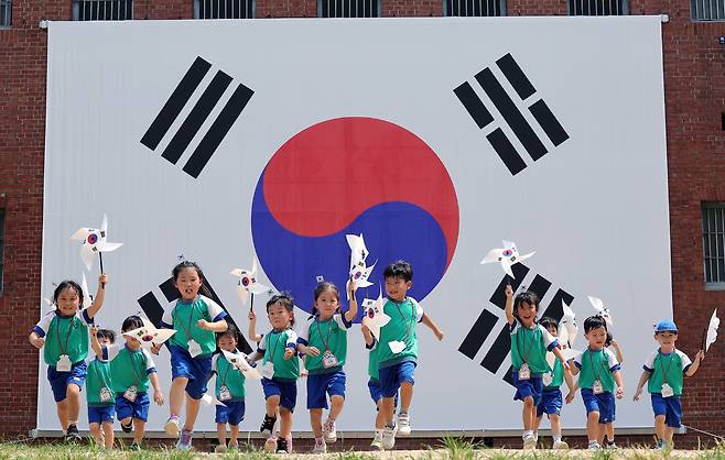 지난해 8월 14일 서울 서대문형무소역사관을 찾은 어린이들이 태극기를 휘날리고 있다.&nbsp; &nbsp;이재문 기자