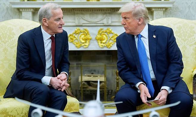 4월 24일(현지시간) 백악관에서 정상회담 하고 있는 도널드 트럼프 미국 대통령(오른쪽)과 요나스 가르 스퇴르 노르웨이 총리. AP연합뉴스