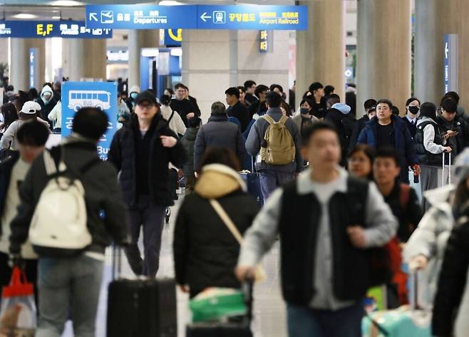 해외로 떠나는 인파로 붐비는 인천공항 출국장. 연합뉴스