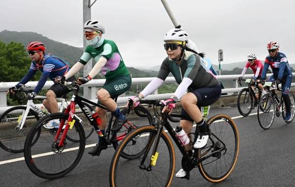 21일 경기도 연천군 연천공설운동장에서 열린 ‘2025 서울신문-연천 DMZ 자전거 랠리’에서 참가자들이 질주하고 있다. 2025.6.21 홍윤기 기자