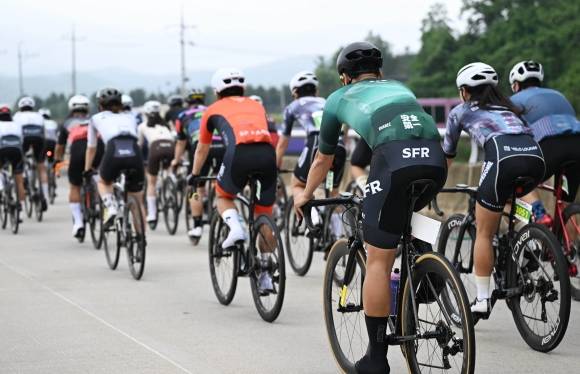 21일 경기도 연천군 연천공설운동장에서 열린 ‘2025 서울신문-연천 DMZ 자전거 랠리’에서 참가자들이 질주하고 있다. 2025.6.21 홍윤기 기자