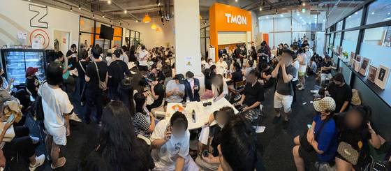 지난해 7월 서울 강남구 티몬 신사옥에서 '판매 대금 미정산 사태'로 피해를 입은 소비자들이 환불 현장 접수를 위해 기다리고 있다. /뉴스1