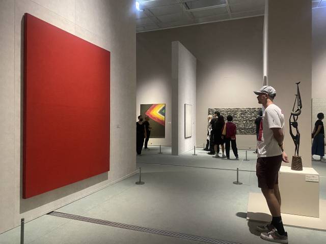 관람객들이 국립현대미술관 서울관의 '한국현대미술 하이라이트' 전시를 감상하고 있다. 사진 제공=국립현대미술관