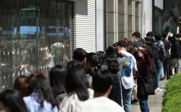 서울 중구 롯데백화점 명품관 앞에 시민들이 줄을 서서 입장을 기다리고 있다. 연합뉴스