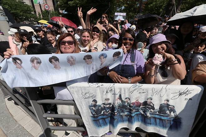 방탄소년단(BTS) 멤버 지민과 정국의 전역일인 6월11일 서울 용산구 하이브 사옥 앞에서 국내외 아미(ARMY·BTS의 팬덤)들이 제대를 축하하고 있다. ⓒ연합뉴스