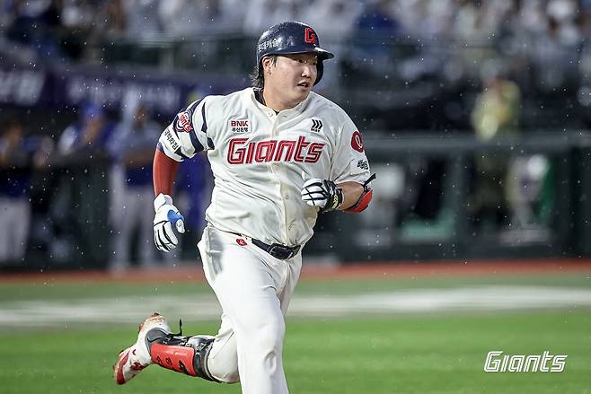 롯데 정보근은 20일 사직 삼성전에서 8번타자 포수로 선발출전해 결승타를 포함한 멀티히트로 팀 3연승에 힘을 보탰다. 사진제공｜롯데 자이언츠