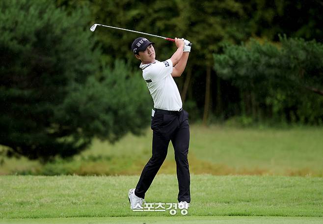 옥태훈이 21일 경남 양산 에이원CC에서 열린 제68회 KPGA 선수권대회 3라운드 3번홀에서 아이언샷을 하고 있다. ｜KPGA 제공