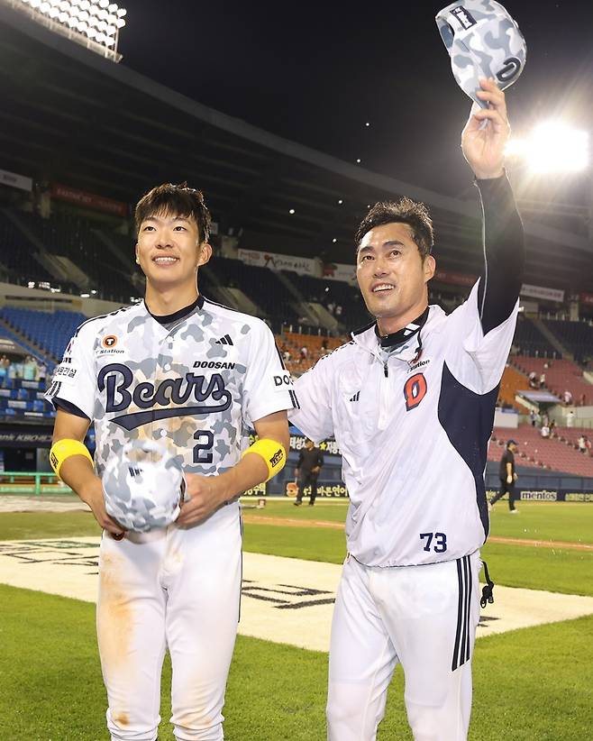 ▲ 김민석과 조성환 감독 대행(왼쪽부터) ⓒ 두산 베어스
