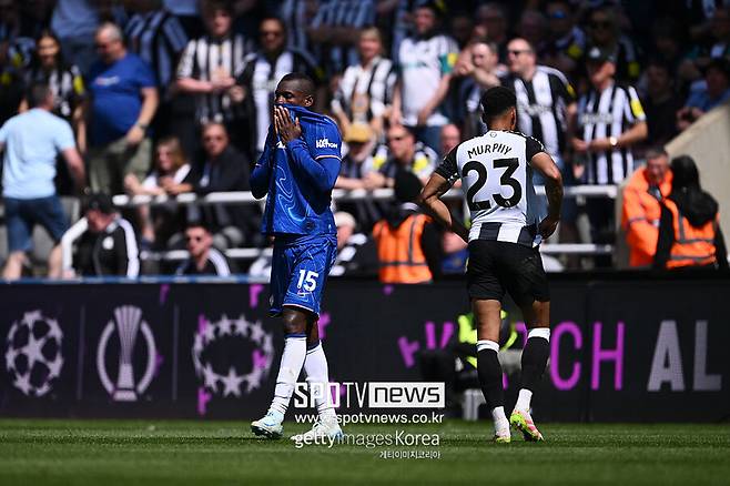 ▲ 잭슨은 공격수임에도 퇴장이 잦다. 지난달 2024-25시즌 잉글랜드 프리미어리그 36라운드에서도 뉴캐슬 유나이티드를 상대로 무모한 플레이를 펼쳐 전반 36분 만에 퇴장당했다. 이 경기 역시 첼시는 0-2로 졌다. 클럽 월드컵에서도 레드 카드를 받았다. 최근 4경기 동안 2번의 퇴장은 분명 문제가 있다는 평이다.