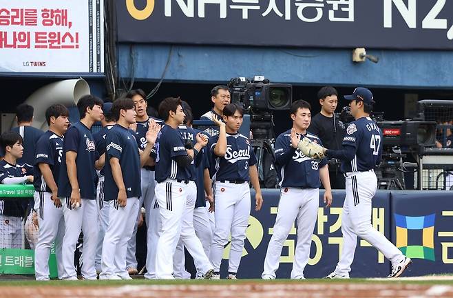 ▲ 수비를 마친 곽빈을 맞이하는 두산 선수들. ⓒ 두산 베어스