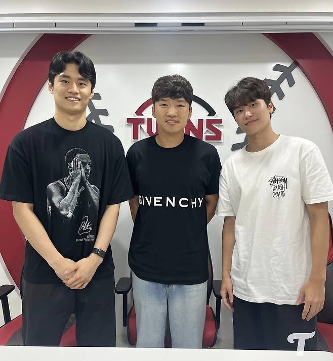 LG 트윈스 캡틴 박해민(가운데)과 LG 세이커스 유기상(왼쪽), 양준석(오른쪽)이 20일 잠실 두산-LG전이 우천 취소된 뒤 기념사진을 찍고 있다. /사진=LG 트윈스 공식 SNS 갈무리