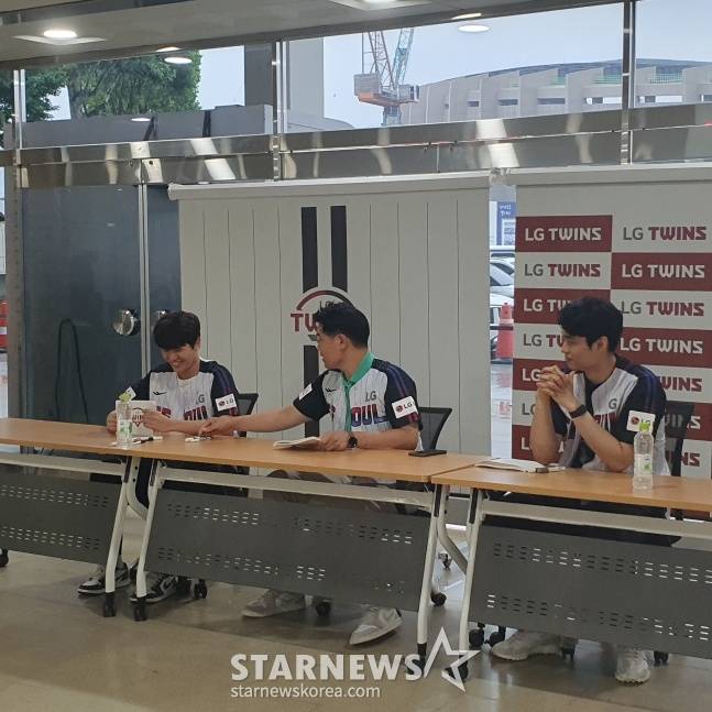 창원LG 세이커스 조상현 감독(가운데)이 20일 잠실 두산-LG전이 우천 취소된 뒤 사인회 준비를 하고 있다. /사진=김동윤 기자