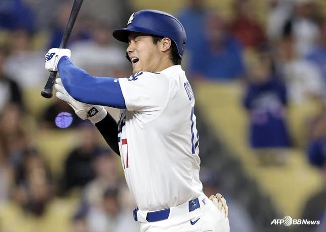 수아레즈가 던진 보복구에 맞은 오타니. /AFPBBNews=뉴스1