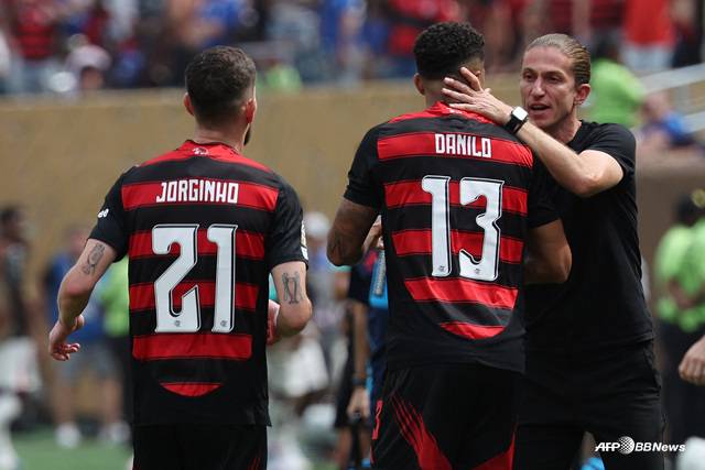 플라멩구의 조르지뉴(왼쪽)와 필리페 루이스 감독(오른쪽). /AFPBBNews=뉴스1