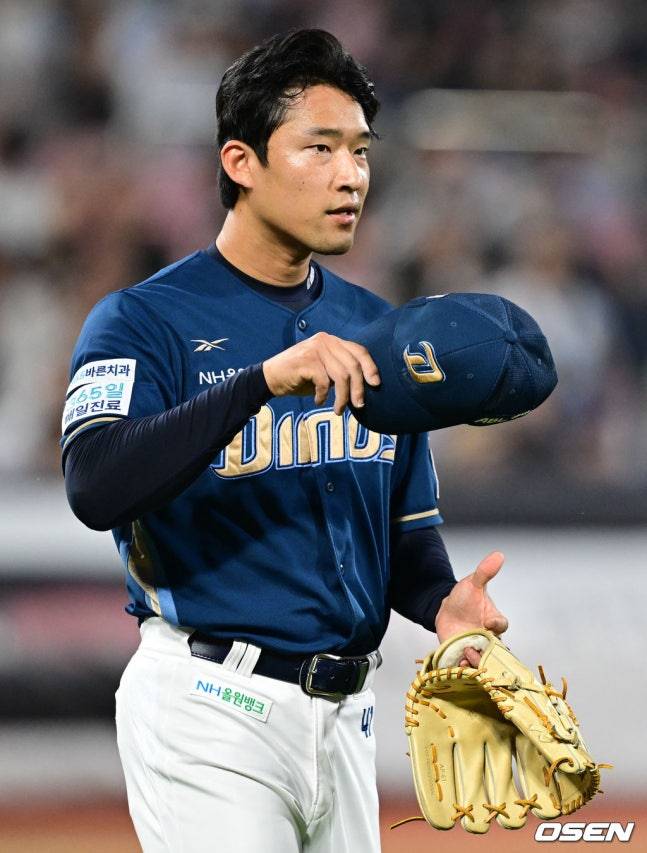 NC 류진욱이 21일 수원 KT전 8회말 1사 만루에서 문상철에게 헤드샷을 날린 뒤 사과하고 있다.