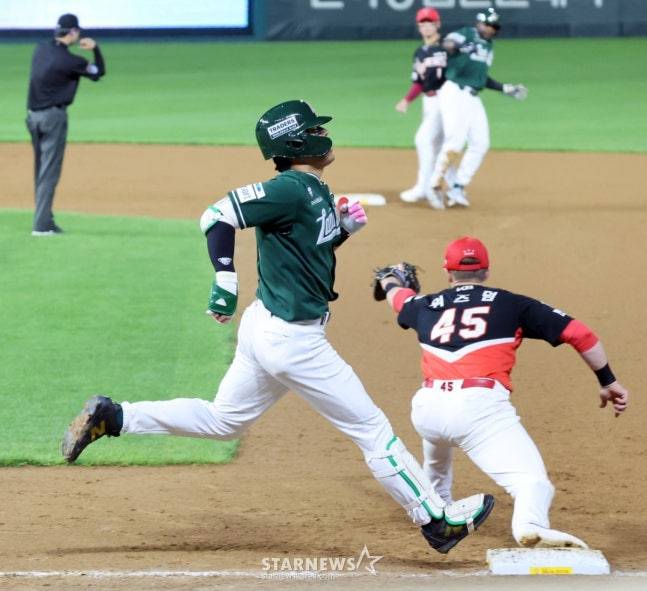 SSG 한유섬(왼쪽)이 11회말 병살타를 날린 뒤 아웃되고 있다. 결국 승부는 5-5 무승부로 막을 내렸다. /사진=강영조 선임기자