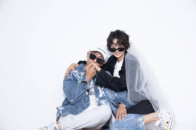 /사진=포토그래퍼 김영준, 최여진 드레스 '하우스오브에이미', 김재욱 턱시도 '아틀레', 커플캐주얼 '애프터무브먼트'