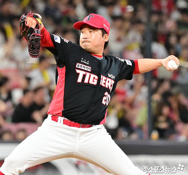 21일 오후 수원KT위즈파크에서 열린 '2025 신한 SOL Bank KBO리그' KIA 타이거즈와 KT 위즈의 경기, 6회말 KIA 이준영이 공을 힘차게 던지고 있다. 엑스포츠뉴스 DB