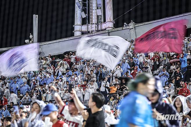 20일 롯데 자이언츠와 삼성 라이온즈의 경기가 열린 부산 사직야구장에서 팬들이 열띤 응원을 펼치고 있다. 롯데 자이언츠