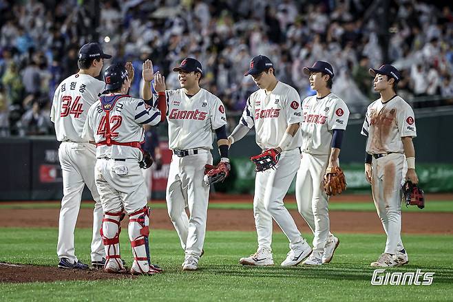 롯데 자이언츠 선수들이 20일 부산 사직야구장에서 열린 삼성 라이온즈전에서 승리한 뒤 세리머니하고 있다. 롯데 자이언츠