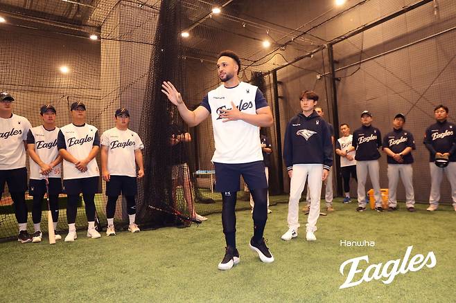 한화는 오른쪽 새끼손가락 견열골절(뼛조각 생성)로 외국인 재활선수 명단에 오른 에스테반 플로리얼의 대체 외국인 선수로 도미니카 공화국 출신의 1995년생 루이스 리베라토를 영입했다. 계약 기간은 6주이며, 계약 규모는 총액 5만 달러다. 한화 이글스