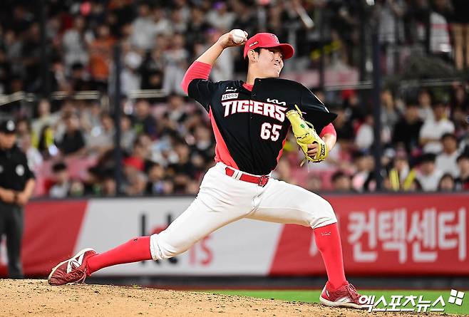 20일 오후 경기도 수원케이티위즈파크에서 열린 '2025 신한 SOL Bank KBO리그' KIA 타이거즈와 KT 위즈의 경기, 6회말 KIA 성영탁이 역투하고 있다. 엑스포츠뉴스 DB