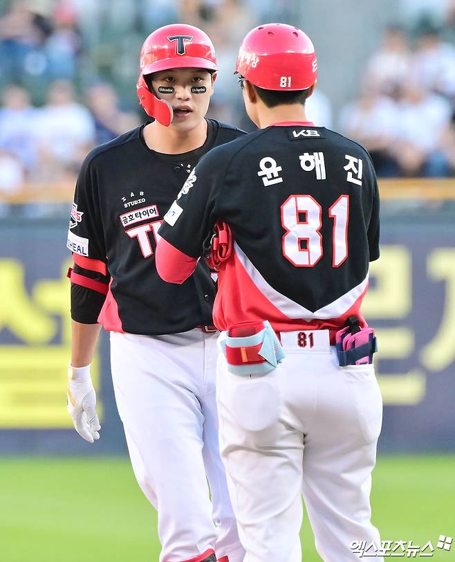 4일 오후 서울 송파구 잠실야구장에서 열린 '2025 신한 SOL Bank KBO리그' KIA 타이거즈와 두산 베어스의 경기, 2회초 무사 2루 KIA 오선우가 우중간 안타를 날린 후 귀루하고 있다. 엑스포츠뉴스 DB