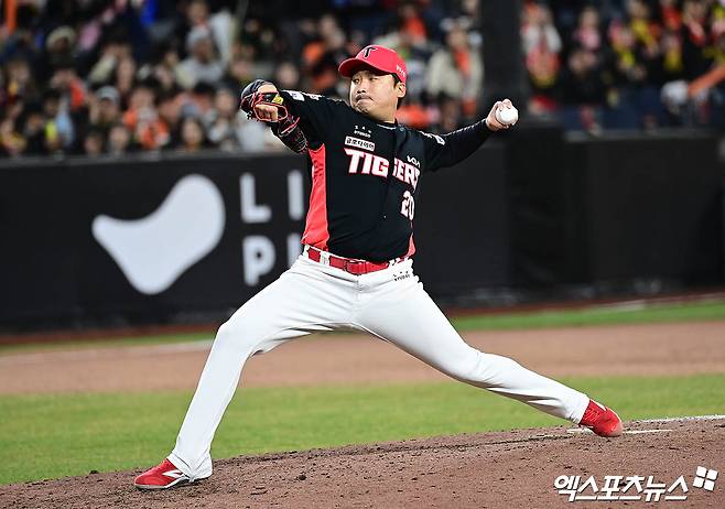 28일 오후 대전한화생명볼파크에서 열린 '2025 신한 SOL Bank KBO리그' 한화 이글스와 KIA 타이거즈의 경기, 7회말 2사 만루 KIA 이준영이 역투하고 있다. 엑스포츠뉴스 DB
