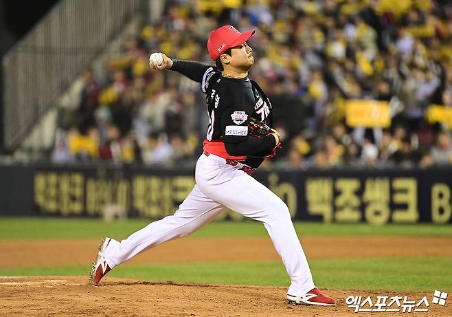 4일 오후 서울 송파구 잠실야구장에서 열린 '2025 신한 SOL Bank KBO리그' KIA 타이거즈와 LG 트윈스의 경기, 7회말 무사 만루 KIA 이준영이 역투하고 있다. 엑스포츠뉴스 DB