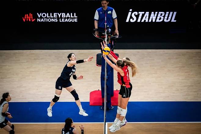 육서영(왼쪽)의 강타 [국제배구연맹 제공. 재판매 및 DB 금지]