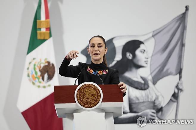기자회견 하는 멕시코 대통령 [멕시코시티 EPA=연합뉴스. 재판매 및 DB 금지]