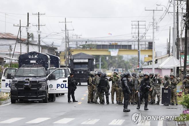 20일(현지시간) 파나마 보카스델토로 지역에 투입된 군과 경찰 [창구이놀라 EPA=연합뉴스. 재판매 및 DB 금지]