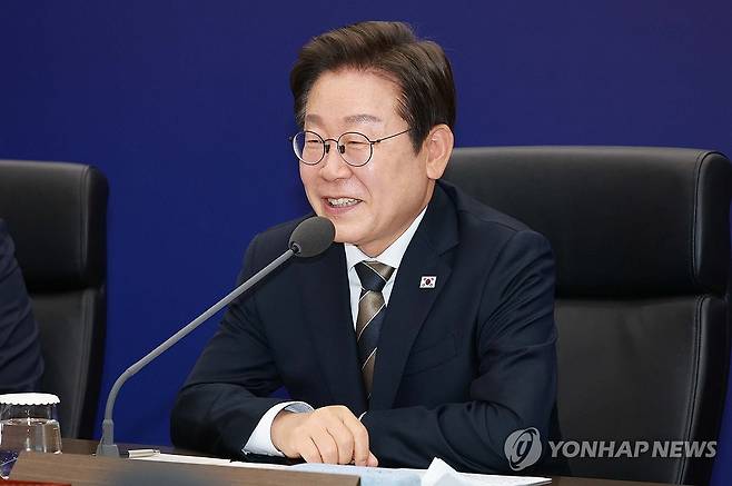 이재명 대통령, AI 글로벌 협력 기업 간담회 발언 (울산=연합뉴스) 홍해인 기자 = 이재명 대통령이 20일 울산전시컨벤션센터에서 열린 인공지능(AI) 글로벌 협력 기업 간담회에서 발언하고 있다. 2025.6.20 [대통령실통신사진기자단] hihong@yna.co.kr