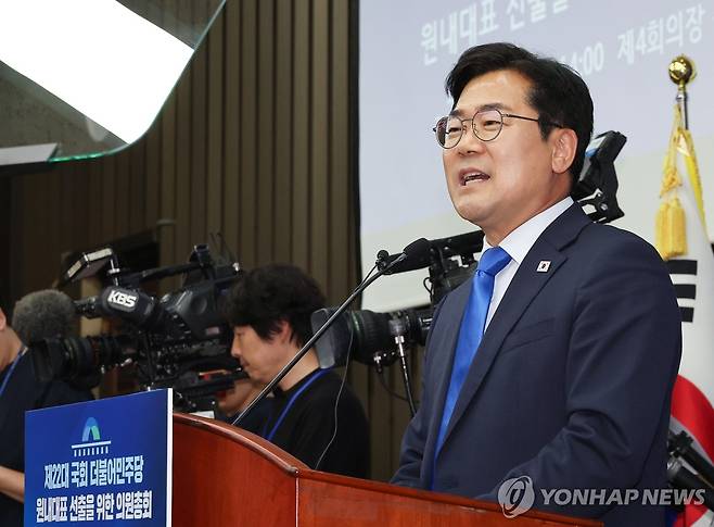 인사말 하는 박찬대 당 대표 직무대행 (서울=연합뉴스) 김주형 기자 = 더불어민주당 박찬대 당 대표 직무대행 겸 원내대표가 13일 서울 여의도 국회에서 열린 원내대표 선출 의원총회에서 인사말 하고 있다. 2025.6.13 kjhpress@yna.co.kr