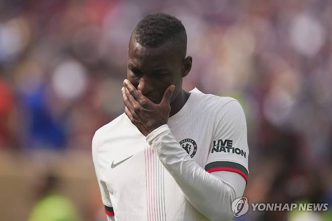 레드카드를 받고 그라운드를 떠나는 첼시의 니콜라 잭슨.  [AP=연합뉴스]