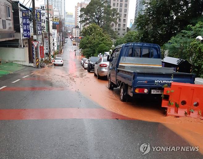집중호우에 토사유출 (광주=연합뉴스) 정체전선이 남하해 폭우가 쏟아지는 21일 오전 광주 서구 쌍촌동 한 도로에 인근 공사장 토사가 빗물을 타고 유출되고 있다. 2025.6.21 [광주 서구 제공. 재판매 및 DB 금지] in@yna.co.kr