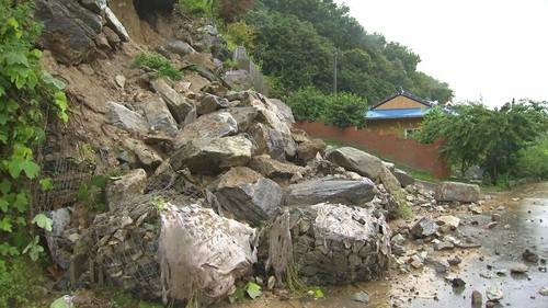 충남 계룡 석축 붕괴 [독자 제공. 재판매 및 DB 금지]