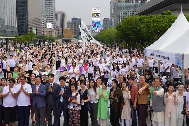 개회식 종료 후 단체 기념사진 찍는 참석자들 [촬영 이동칠]