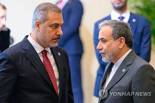 하칸 피단 튀르키예 외무장관과 압바스 아락치 이란 외무장관 [AFP=연합뉴스]