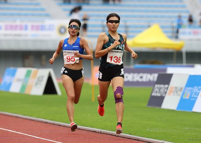 박나연, 전국육상선수권 여자 1,500ｍ 우승 (서울=연합뉴스) 박나연(오른쪽)이 21일 강원 정선종합운동장에서 열린 제79회 전국육상경기선수권대회 여자 1,500ｍ 경기에서 역주하고 있다. [대한육상연맹 제공. 재판매 및 DB금지]