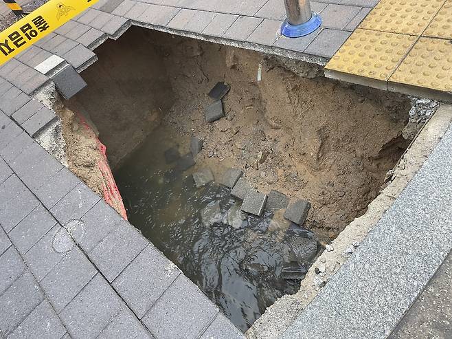남원 인도에 생긴 구멍   [전북자치도 소방본부 제공. 재판매 및 DB 금지]