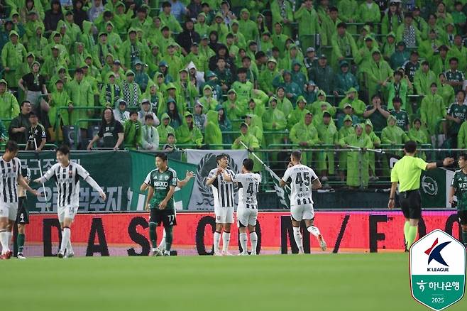 류재문의 선제골 후 세리머니 하는 서울 선수들. [한국프로축구연맹 제공. 재판매 및 DB 금지]