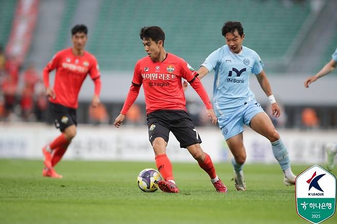 드리블하는 강원 김대원(가운데). [한국프로축구연맹 제공. 재판매 및 DB 금지]