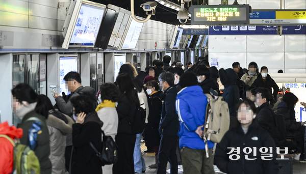 경기도내 시민들이 지하철을 이용해 출근을 하고 있다. /경인일보DB