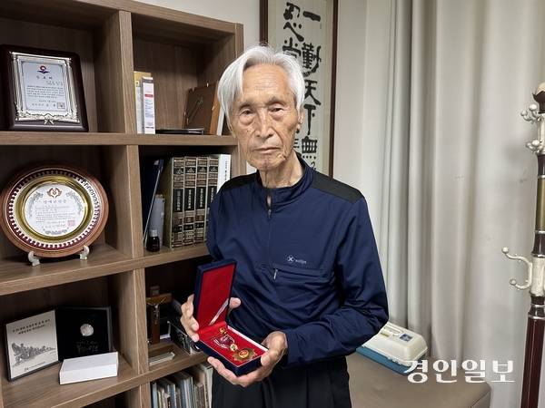 장사상륙작전 학도병으로 참전한 이기일(92)씨는 이후 현역병으로 전환해 ‘저격능선 전투’에서 공을 세워 화랑무공훈장을 받았다. 하지만 이 씨와 함께 장사상륙작전에 참전한 학도병들에게는 국가로부터 아무런 혜택도 주어지지 않았다. 2025.6.13 /조경욱기자 imjay@kyeongin.com