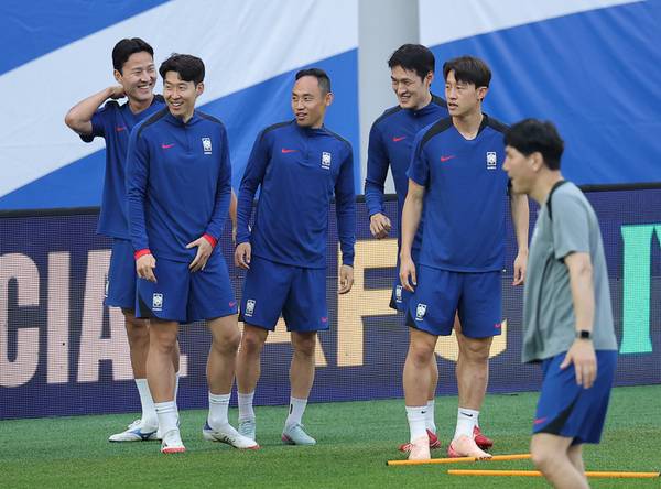 대한민국 축구 국가대표팀 선수들이 쿠웨이트와의 2026 북중미 월드컵 아시아 3차 예선 최종전을 하루 앞둔 9일 서울월드컵경기장에서 훈련을 하고 있다. 왼쪽부터 권경원, 손흥민, 문선민, 박용우, 이재성. /연합뉴스