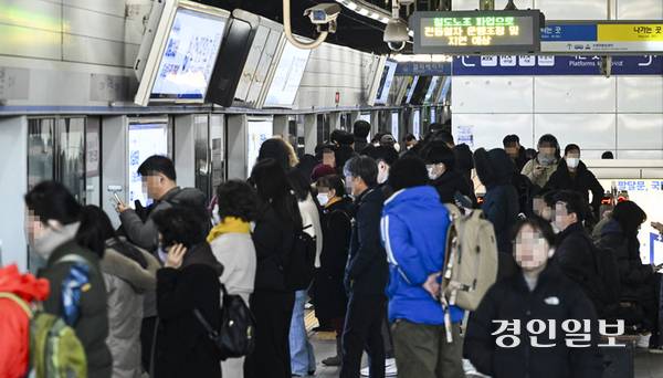 경기도내 시민들이 지하철을 이용해 출근을 하고 있다. /경인일보DB